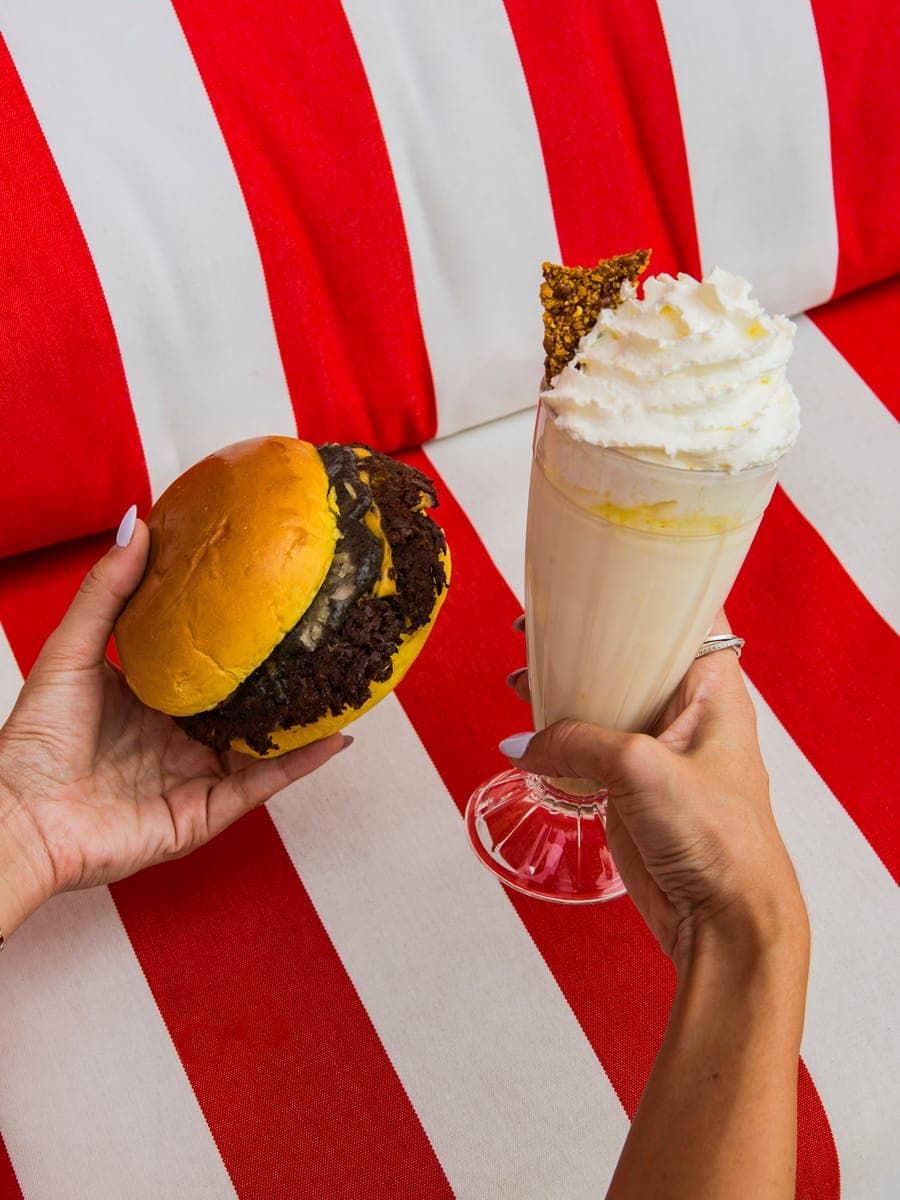 Burger de trufa com milkshake de pipoca